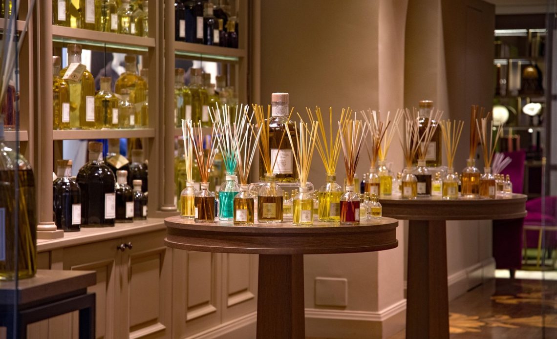 Man die een parfum uitkiest in een parfumerie