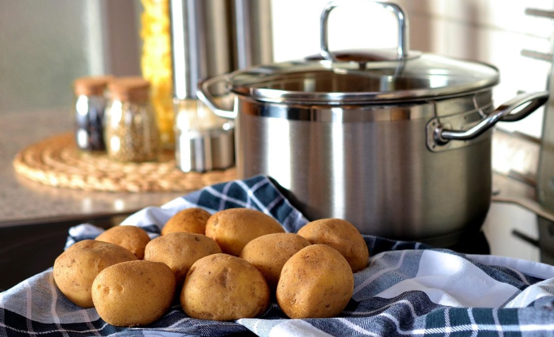 Een grote pan verse mosselen die op het vuur staan te koken