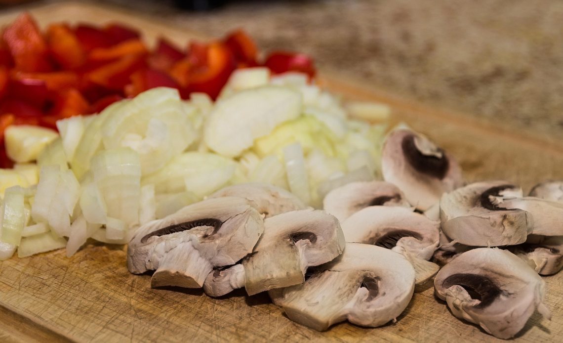 Verse courgette op een houten snijplank, klaar om te worden bereid