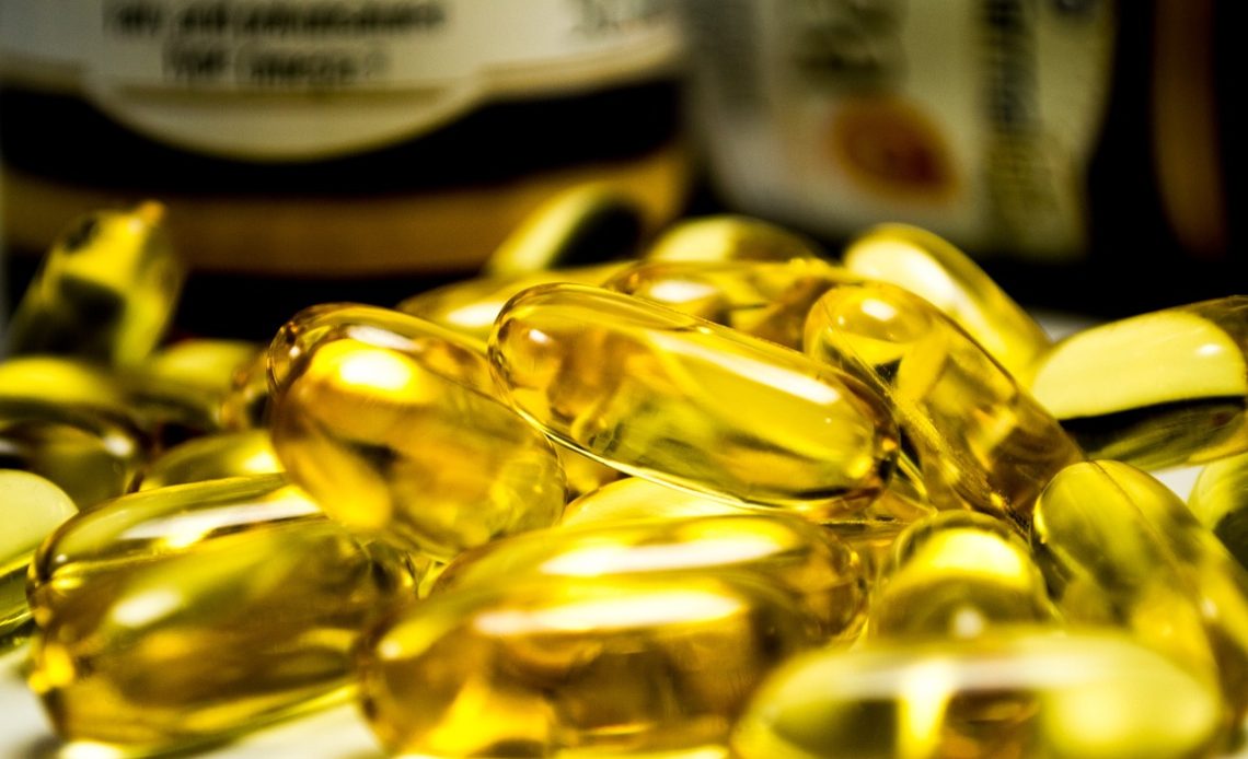 Magnesium, zink en vitamine D supplementen op een houten tafel